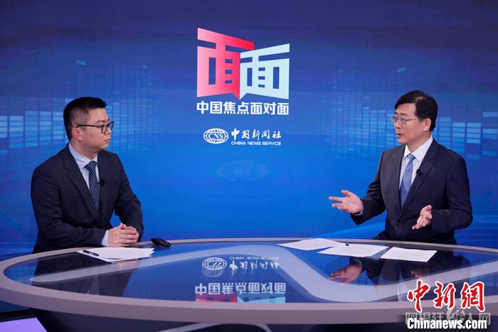 国家气候变化专家委员会副主任、中国科学院科技战略咨询研究院研究员王毅(右)日前在北京接受中新社“中国焦点面对面”专访。中新社记者 蒋启明 摄