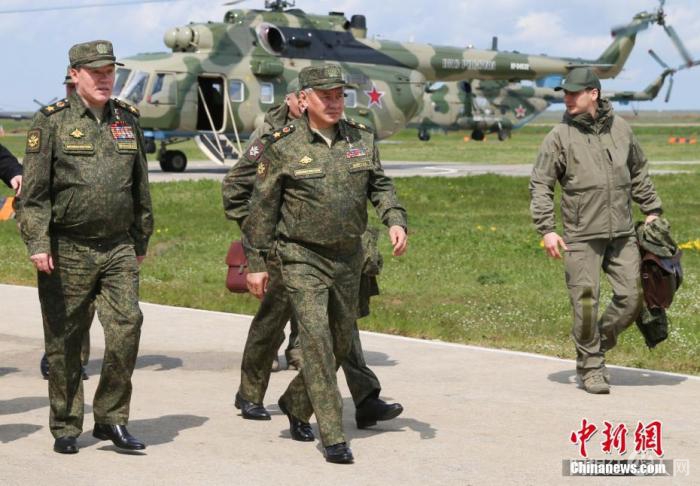 资料图:4月22日,俄罗斯国防部发布消息称,俄军在克里米亚地区举行大型跨军种演习。期间,俄罗斯国防部长绍伊古(左二)前往演习现场视察。中新社发 俄罗斯国防部供图 资料图:4月22日,俄罗斯国防部发布消息称,俄军在克里米亚地区举行大型跨军种演习。期间,俄罗斯国防部长绍伊古(左二)前往演习现场视察。中新社发 俄罗斯国防部供图