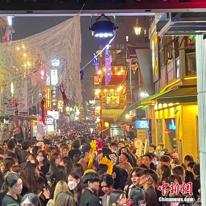 当地时间10月29日晚,韩国首尔龙山区梨泰院发生踩踏事故。图为29日晚间,梨泰院附近聚集的人群。 中新社发 姜轶之 摄 当地时间10月29日晚,韩国首尔龙山区梨泰院发生踩踏事故。图为29日晚间,梨泰院附近聚集的人群。 中新社发 姜轶之 摄