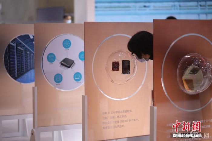 资料图:美国企业得州仪器展示模拟和嵌入式芯片产品。 资料图:美国企业得州仪器展示模拟和嵌入式芯片产品。