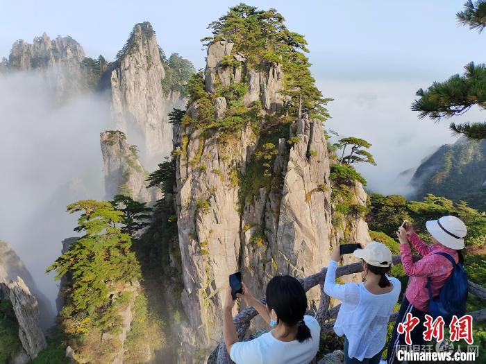 国庆假期游客拍摄黄山风光 许永杰 摄
