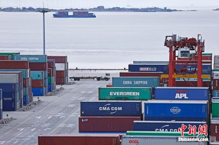 资料图:集装箱卡车行驶在上海洋山深水港内。 殷立勤 摄 资料图:集装箱卡车行驶在上海洋山深水港内。 殷立勤 摄