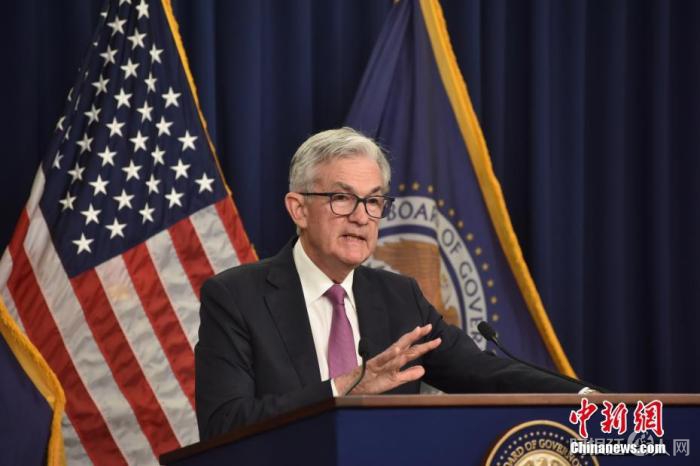当地时间7月27日，美国联邦储备委员会宣布，将联邦基金利率目标区间上调75个基点到2.25�.5���平，这是美联储连续第二次加息75个基点。美联储主席鲍威尔在会后的记者会上表示，虽然通胀数据仍然呈上升趋势，但是目前经济很可能处于数据尚未完全反映出货币政策收紧效应的时期，他认为加息和“缩表”实际上已产生了效果。 中新社记者 沙晗汀 摄