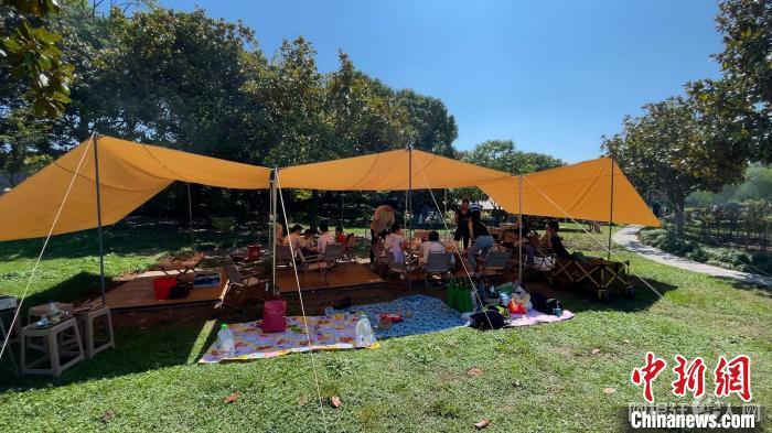 资料图：“十一”黄金周，户外露营受上海市民青睐。　康玉湛 摄
