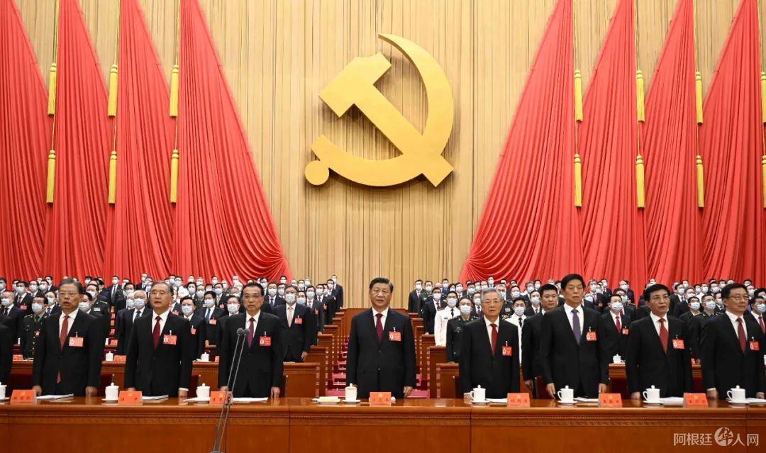 10月16日，中国共产党第二十次全国代表大会在北京人民大会堂开幕。这是习近平、李克强、栗战书、汪洋、王沪宁、赵乐际、韩正、胡锦涛在主席台上。新华社记者 李学仁 摄