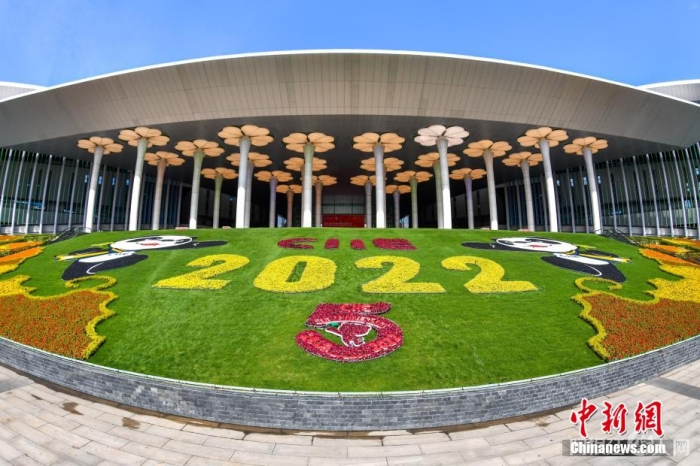 第五届进博会场馆景观装饰全面定妆。 陈梦泽 摄 第五届进博会场馆景观装饰全面定妆。 陈梦泽 摄