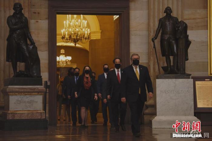 当地时间2021年2月9日，美国国会对特朗普二次弹劾案进行审判。图为众院民主党弹劾经理等走向参院。中新社记者 陈孟统 摄