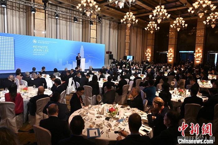 11月2日上午,香港特区行政长官李家超于“国际金融领袖投资峰会”开幕日发表主题演讲,欢迎逾200位来自全球约120家主要金融机构的国际及区域金融领袖莅临香港。他表示,香港复常开放将为不同领域带来重大商机。 中新社记者 李志华 摄 11月2日上午,香港特区行政长官李家超于“国际金融领袖投资峰会”开幕日发表主题演讲,欢迎逾200位来自全球约120家主要金融机构的国际及区域金融领袖莅临香港。他表示,香港复常开放将为不同领域带来重大商机。 中新社记者 李志华 摄