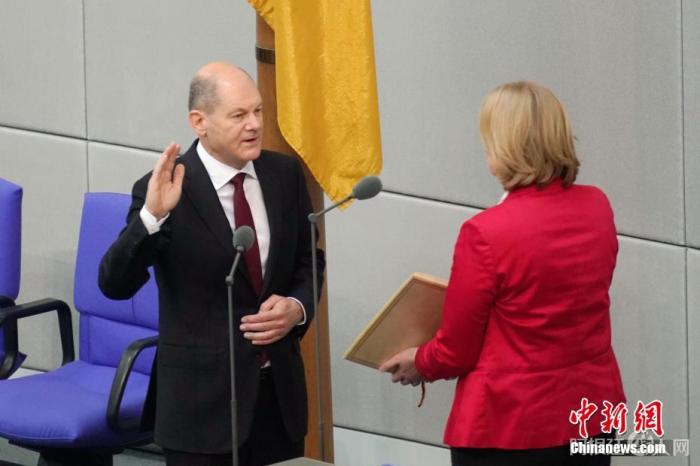 2021年12月8日,德国新任总理朔尔茨及新政府内阁全体成员在柏林的德国联邦议院宣誓就职。当天下午,朔尔茨和默克尔在总理府举行了交接仪式,新政府正式投入工作。图为朔尔茨宣誓就职。 中新社记者 彭大伟 摄 2021年12月8日,德国新任总理朔尔茨及新政府内阁全体成员在柏林的德国联邦议院宣誓就职。当天下午,朔尔茨和默克尔在总理府举行了交接仪式,新政府正式投入工作。图为朔尔茨宣誓就职。 中新社记者 彭大伟 摄