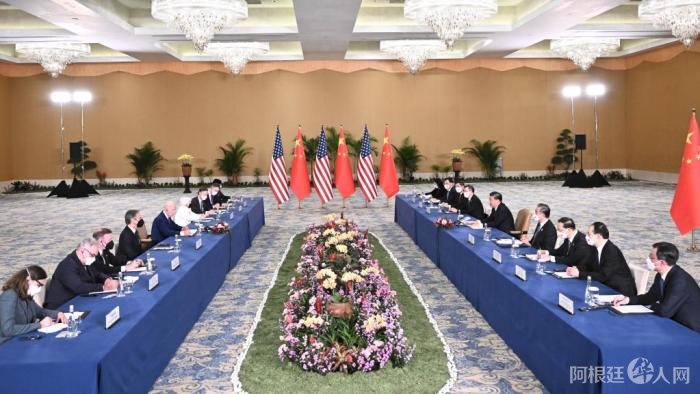 当地时间11月14日下午，国家主席习近平在印度尼西亚巴厘岛同美国总统拜登举行会晤。来源：新华社 记者：鞠鹏 李学仁 燕雁