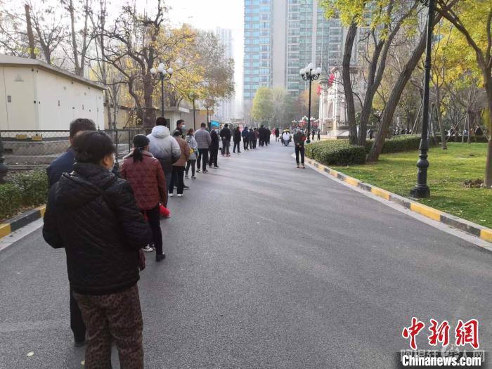资料图:市民排队做核酸。 李新锁 摄 资料图:市民排队做核酸。 李新锁 摄