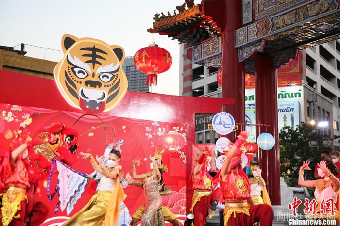 资料图：2022年1月29日，“点亮耀华力”春节灯光展在泰国曼谷唐人街开幕，艺术家们在开幕式上表演。 中新社记者 王国安 摄