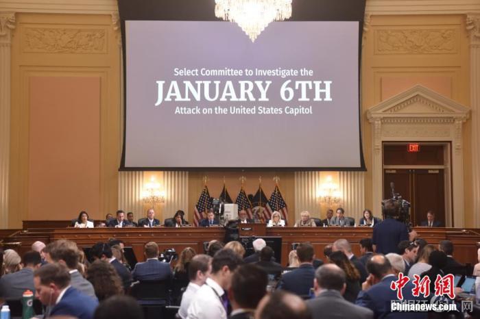当地时间2022年6月23日，美国国会众议院特别委员会举行听证会，聚焦前总统特朗普如何向司法部高官施压，意图推翻2020年美国总统大选结果。中新社记者 沙晗汀 摄