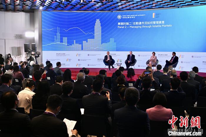 11月3日,香港金融管理局举办的国际金融领袖投资峰会在港交所的香港金融大会堂举行“与国际投资者对话”研讨会,一众金融界领袖进行交流。图为金融界领袖进行专题讨论。 中新社记者 李志华 摄 11月3日,香港金融管理局举办的国际金融领袖投资峰会在港交所的香港金融大会堂举行“与国际投资者对话”研讨会,一众金融界领袖进行交流。图为金融界领袖进行专题讨论。 中新社记者 李志华 摄