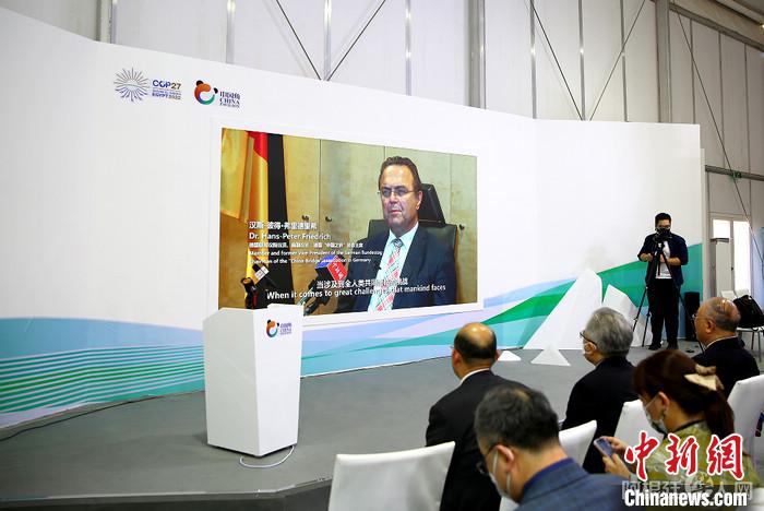 图为与会嘉宾观看边会开场片。中新网记者 陈天浩 摄