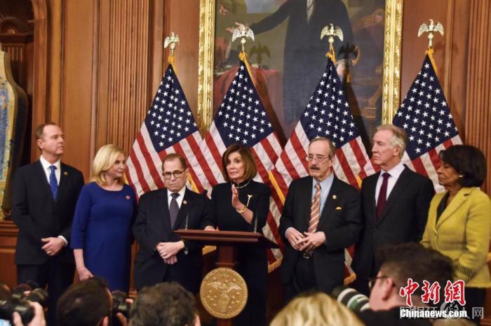 当地时间2019年12月18日，美国会众院表决通过两项针对时任总统特朗普的弹劾条款，中间为众议长佩洛西。中新社记者 沙晗汀 摄