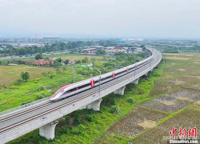 资料图：当地时间2022年11月9日，随着一列中国制造的高速动车组缓缓驶出万隆德卡鲁尔站，印尼雅万高铁试验段接触网热滑试验全面展开。这也是该动车组首次在雅万高铁线路上亮相。 中新社发 李培养 摄