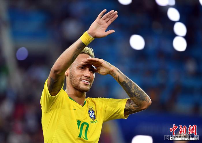 资料图:内马尔向球迷致意。 中新社记者 毛建军 摄 资料图:内马尔向球迷致意。 中新社记者 毛建军 摄