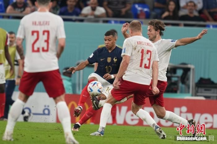 当地时间11月26日，世界杯小组赛D组次轮上演焦点大战，卫冕冠军法国队战胜丹麦队，提前一轮小组出线。本场比赛，凭借姆巴佩下半场梅开二度，法国队2:1击败丹麦队。法国队也是本届世界杯第一支确定从小组中出线的球队。图为法国球员姆巴佩(蓝)在比赛中。中新社记者 崔楠 摄