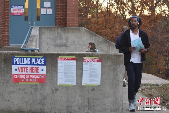 当地时间11月8日，美国中期选举举行，全美50个州以及华盛顿特区陆续开启投票站。图为位于弗吉尼亚州阿灵顿的一处投票站。 中新社记者 沙晗汀 摄