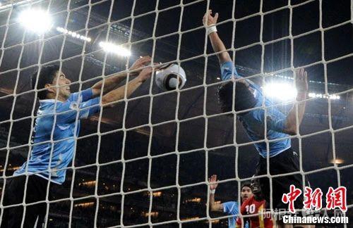 苏亚雷斯用手挡出必进球 苏亚雷斯用手挡出必进球
