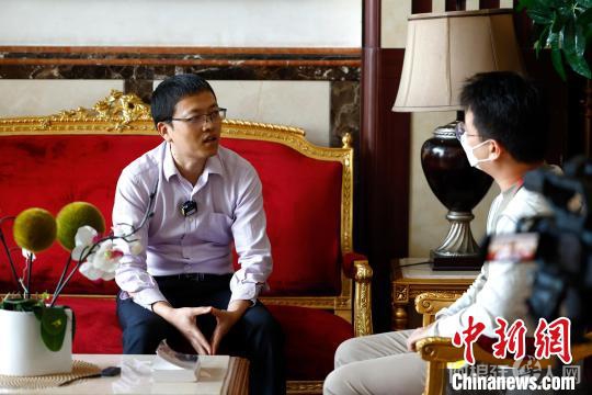 卡塔尔华侨华人协会秘书长姚旭波接受中新社记者专访　中新社记者 富田　摄