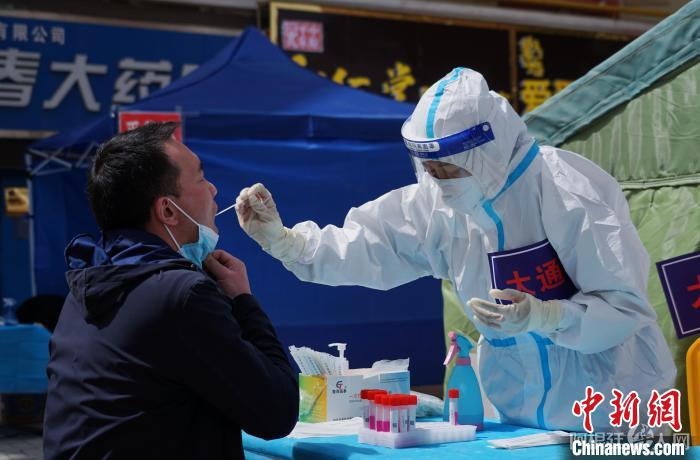 资料图：市民进行核酸检测。马铭言 摄。