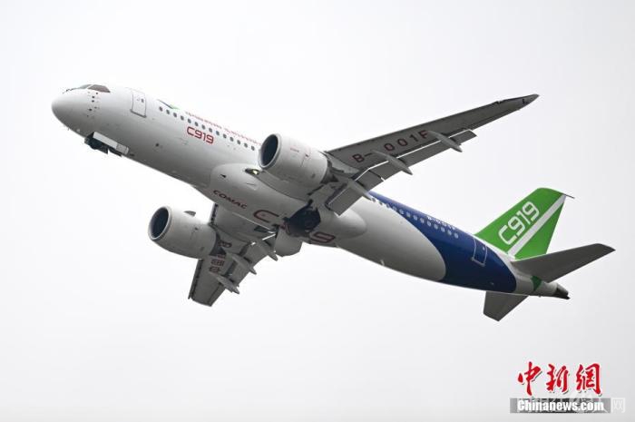 11月8日，第十四届中国国际航空航天博览会(中国航展)在广东珠海开幕，C919大型客机在航展开幕式进行飞行表演，这也是C919大型客机首次在国际航展进行飞行表演。 中新社记者 陈骥旻 摄