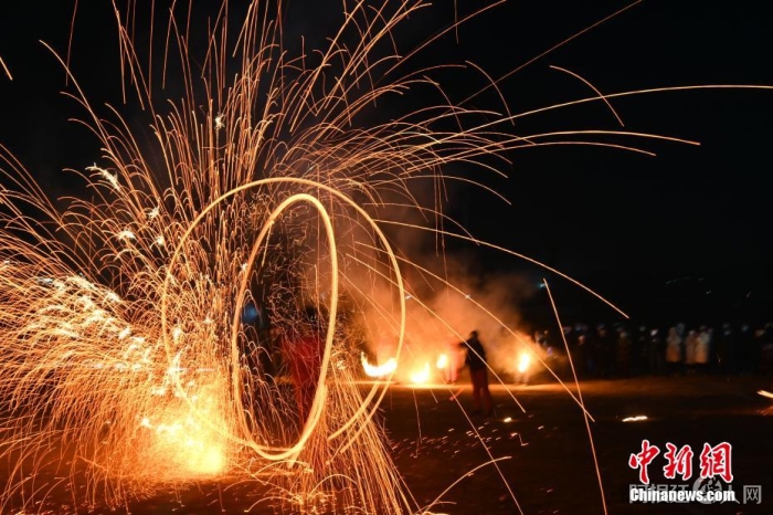 河北省石家庄市井陉县天长宋古城1月27日晚开展多项非遗展演,1月27日晚,天长宋古城的民俗艺人表演“火流星”。 翟羽佳 摄 河北省石家庄市井陉县天长宋古城1月27日晚开展多项非遗展演,1月27日晚,天长宋古城的民俗艺人表演“火流星”。 翟羽佳 摄