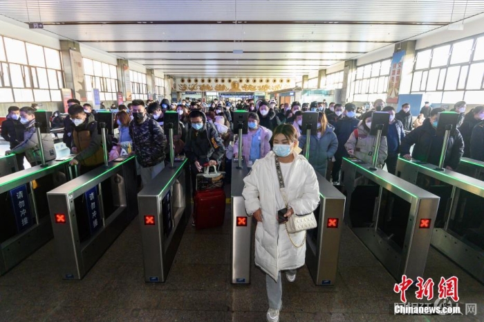 2023年春运拉开帷幕。 中新社记者 韦亮 摄