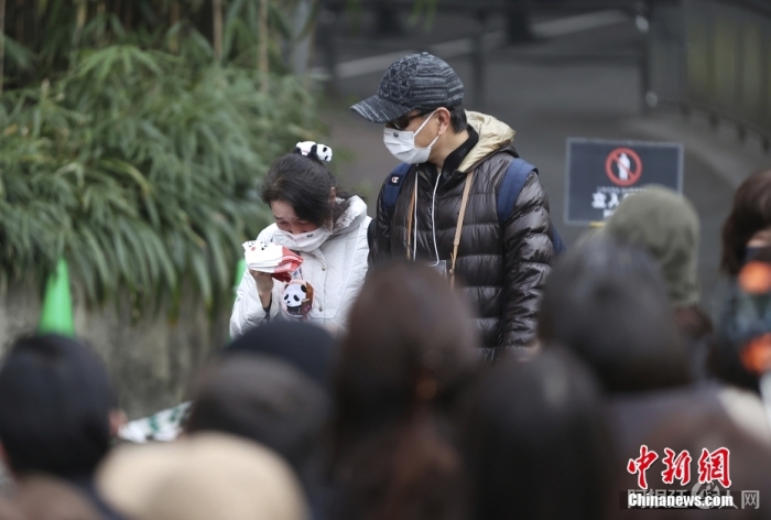 一些游客离开时难掩泪水。图/视觉中国 一些游客离开时难掩泪水。图/视觉中国