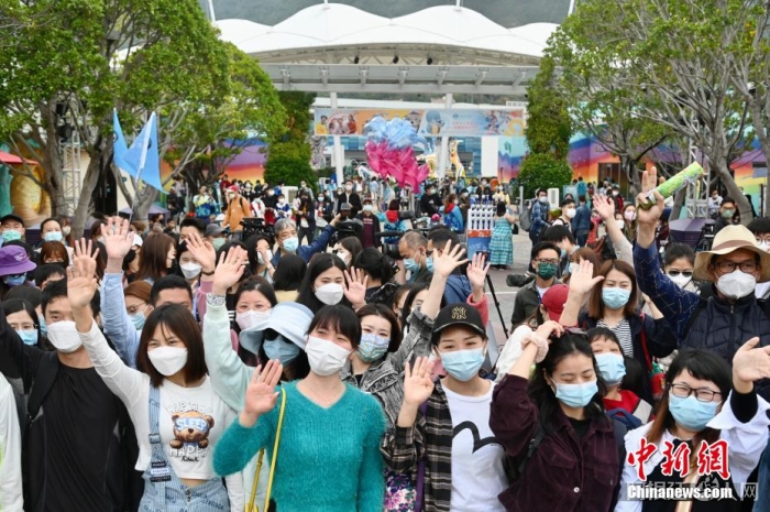 资料图:图为内地旅行团高兴挥手前来香港海洋公园游玩。李志华 摄 资料图:图为内地旅行团高兴挥手前来香港海洋公园游玩。李志华 摄