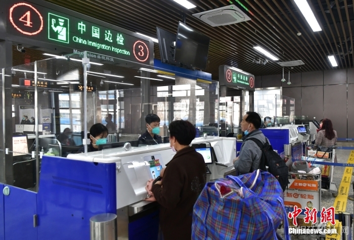 图为抵达连江黄岐的马祖乡亲在办理相关手续。中新社记者 张斌 摄 图为抵达连江黄岐的马祖乡亲在办理相关手续。中新社记者 张斌 摄