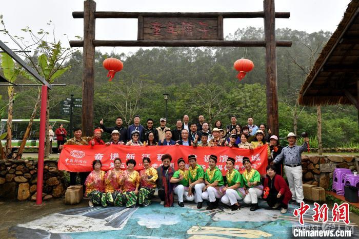 海外华文媒体代表在龙海双第华侨农场和归侨们合影留念。　吕明 摄