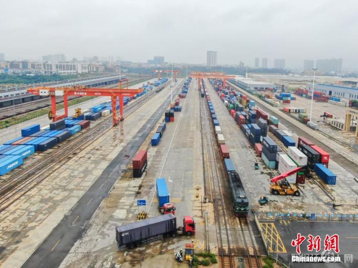 资料图:“一带一路”节点城市江西赣州南康区的赣州国际陆港。 刘力鑫 摄 资料图:“一带一路”节点城市江西赣州南康区的赣州国际陆港。 刘力鑫 摄