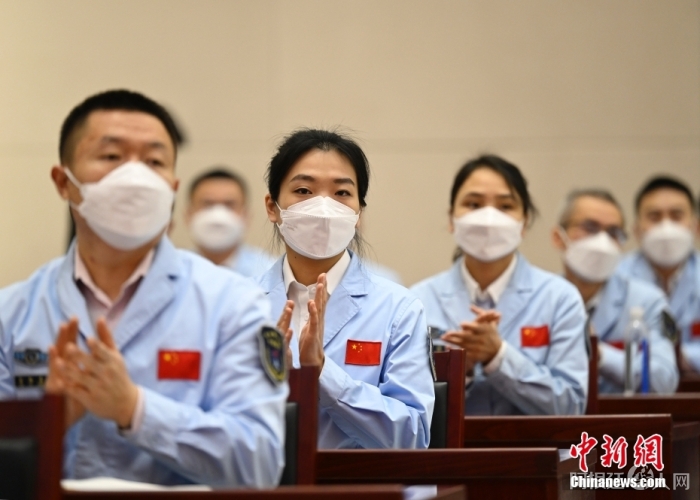 北京航天飞行控制中心里有一群平均年龄不到35岁的年轻人。 中新社记者 侯宇 摄 北京航天飞行控制中心里有一群平均年龄不到35岁的年轻人。 中新社记者 侯宇 摄