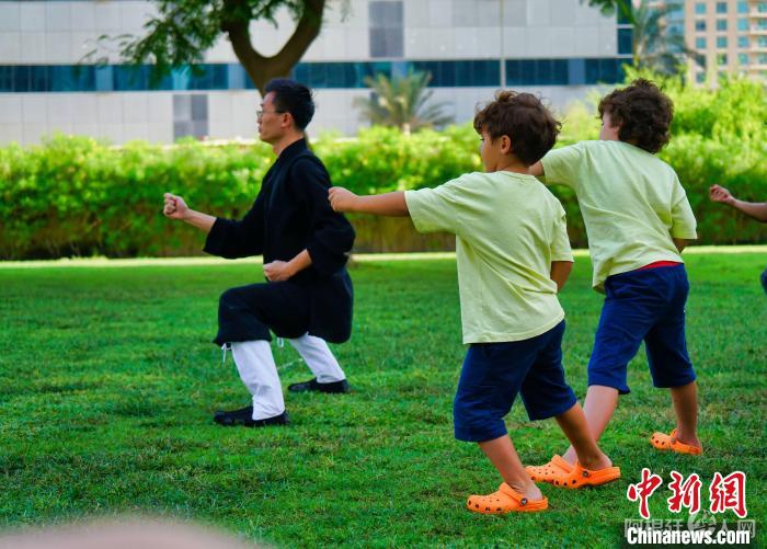 刘嘉男教授外国学员中国传统武术。　受访者 供图