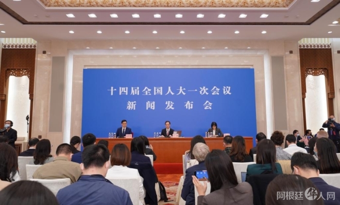 3月4日，十四届全国人大一次会议在北京人民大会堂举行新闻发布会。大会发言人王超就大会议程和人大工作相关问题回答中外记者的提问。

　　新华社记者 才扬 摄