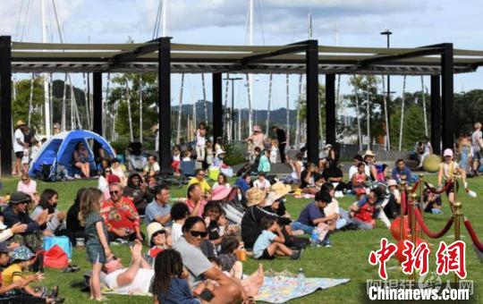 (资料图)图为第一届新西兰和平电影节吸引大批民众参与。 乔治兵 供图