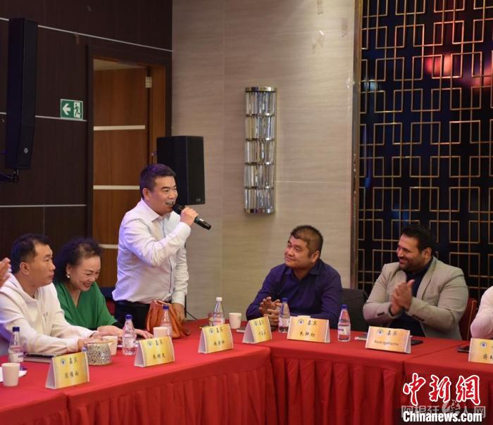 图为活动现场,巴西青田同乡总会会长叶王永发言。 林春茵 摄 图为活动现场,巴西青田同乡总会会长叶王永发言。 林春茵 摄