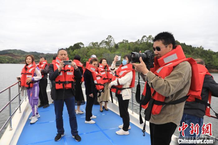 海外华媒代表在三岔湖景区参观。 王磊 摄 海外华媒代表在三岔湖景区参观。 王磊 摄