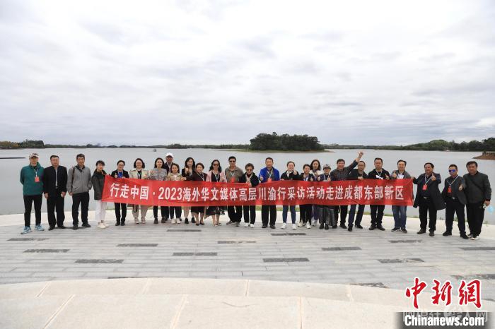海外华媒代表在三岔湖景区合影。 王磊 摄 海外华媒代表在三岔湖景区合影。 王磊 摄