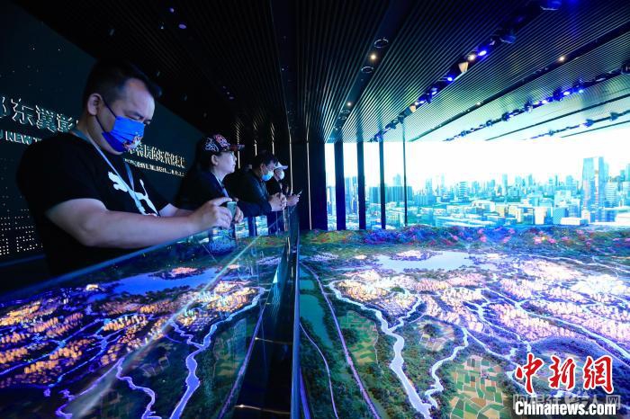 海外华媒代表参观成都东部新区规划馆。 王磊 摄 海外华媒代表参观成都东部新区规划馆。 王磊 摄