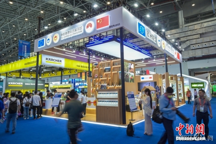4月11日，第三届中国国际消费品博览会在海南省海口市正式开展。中欧地理标志展示馆携数百种特色农产品和手工艺品亮相第三届消博会现场。图为中欧地理标志展示馆。中新社记者 骆云飞 摄