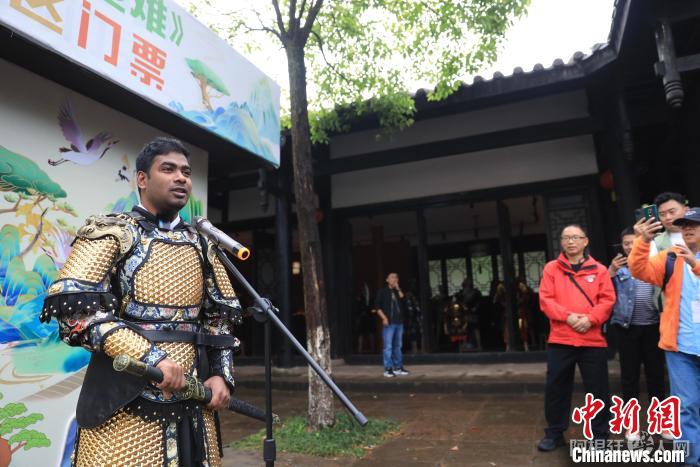 一位国际媒体人背诵唐诗《蜀道难》。　王磊 摄