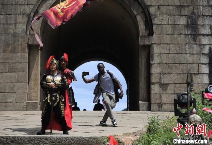 一位国际媒体人在剑门关拍摄节目表演。　王磊 摄