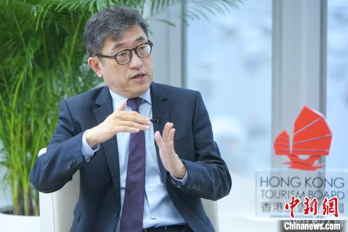 程鼎一接受中国新闻网“港澳会客厅”采访。　陈永诺 摄