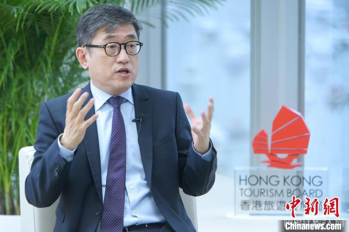 程鼎一接受中国新闻网“港澳会客厅”采访。　陈永诺 摄