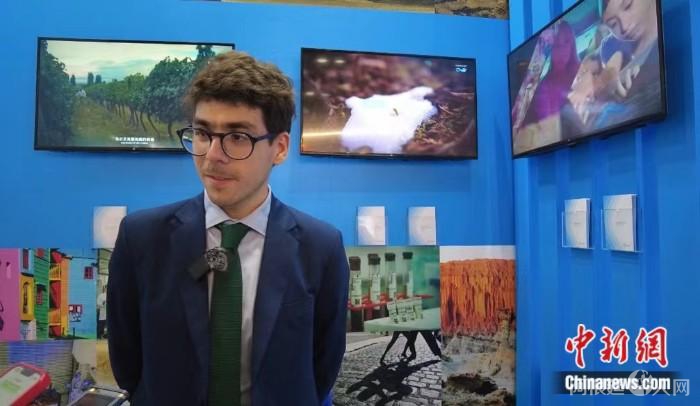 接受中新网采访。宫宏宇 摄 接受中新网采访。宫宏宇 摄