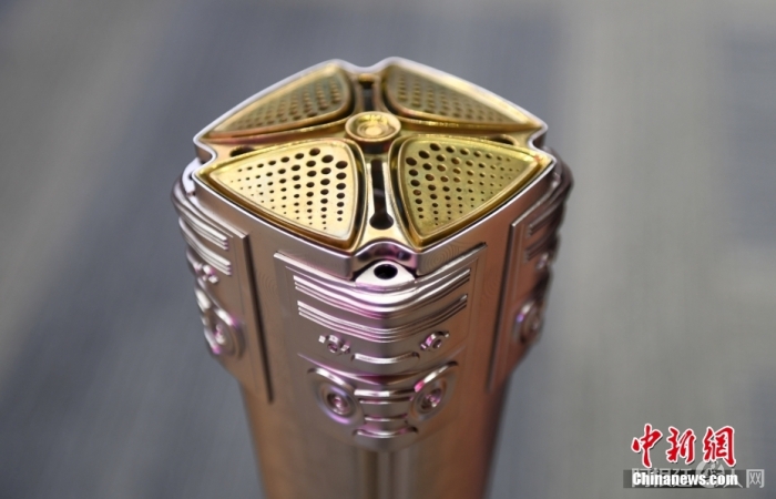 杭州第19届亚运会火炬“薪火”，设计思想源自实证中华五千年文明史的良渚文化。中新社记者 王刚 摄